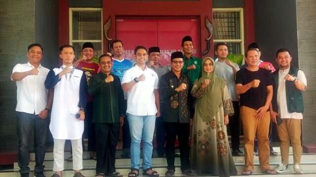 Bupati Bandung Bagikan Ratusan Paket Daging Kurban dan Sumbangkan Hewan Kurban