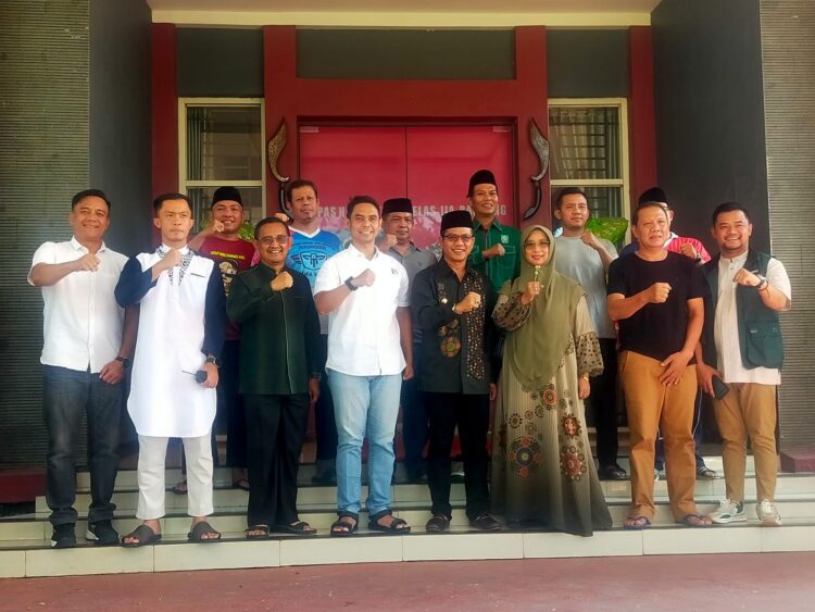 Bupati Bandung Bagikan Ratusan Paket Daging Kurban dan Sumbangkan Hewan Kurban