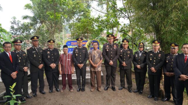 Peringati Hut Bhayangkara ke-78,Polres Tasik Kota Tabur Bunga dan Ziarah Makam Purnawirawan Polri