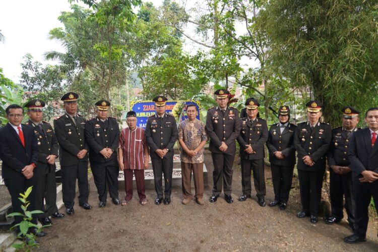 Peringati Hut Bhayangkara ke-78,Polres Tasik Kota Tabur Bunga dan Ziarah Makam Purnawirawan Polri