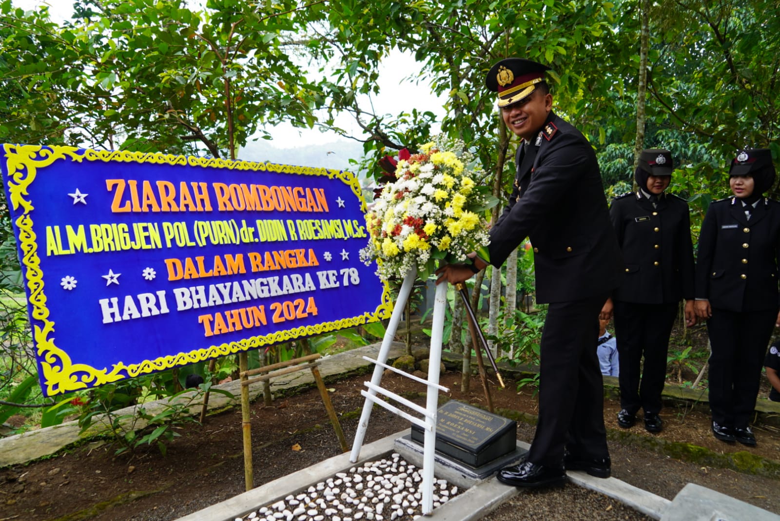 Peringati Hut Bhayangkara ke-78,Polres Tasik Kota Tabur Bunga dan Ziarah Makam Purnawirawan Polri