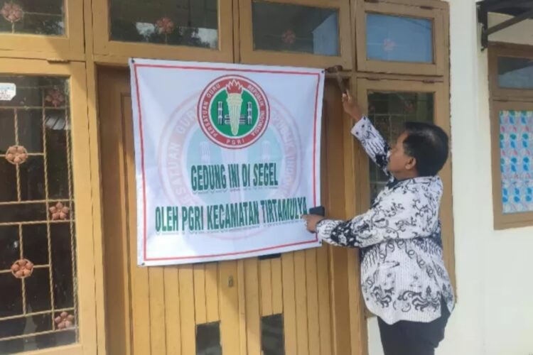 Aneh Dan Nyata Ketua PGRI Kecamatan Tirtamulya Kabupaten Karawang Segel Kantor Korwilcambidik Ada Apa ?