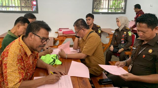 Tim Penyidik Pidsus Kejati Jabar Melimpahkan Dua Tersangka Dan Barang Bukti (Tahap II) Kepada Tim Penuntut Umum Kejaksaan Negeri Kabupaten Bekasi