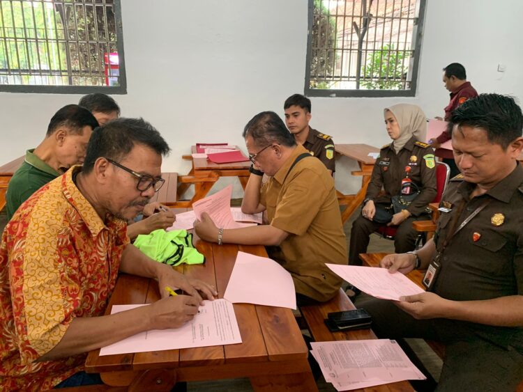 Tim Penyidik Pidsus Kejati Jabar Melimpahkan Dua Tersangka Dan Barang Bukti (Tahap II) Kepada Tim Penuntut Umum Kejaksaan Negeri Kabupaten Bekasi