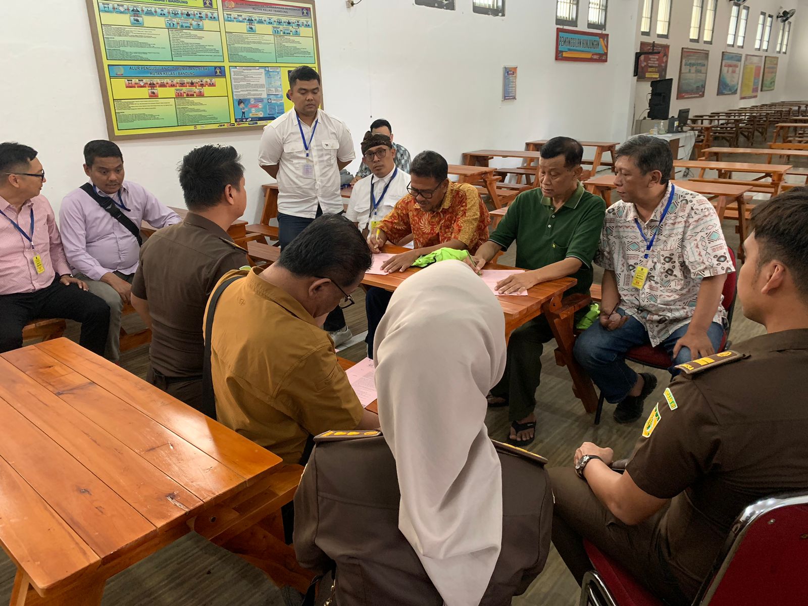 Tim Penyidik Pidsus Kejati Jabar Melimpahkan Dua Tersangka Dan Barang Bukti (Tahap II) Kepada Tim Penuntut Umum Kejaksaan Negeri Kabupaten Bekasi