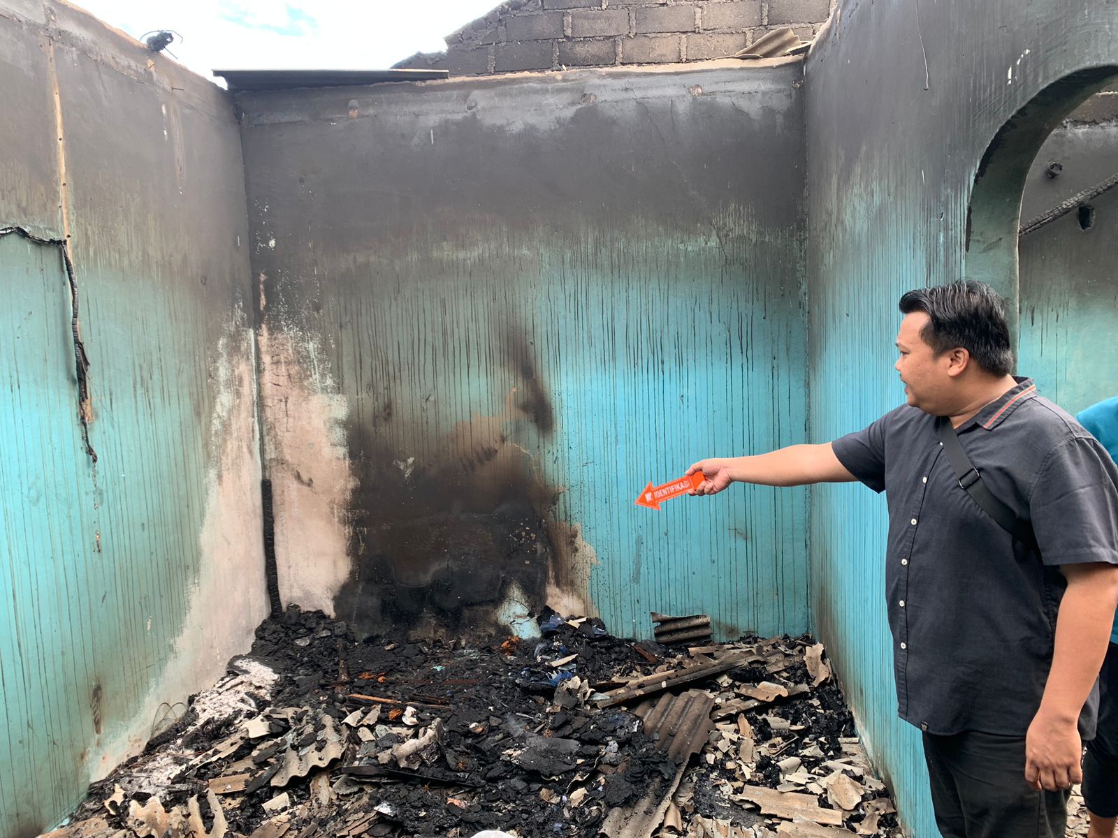 Jajaran Polda Kepri Bantu Korban Kebakaran