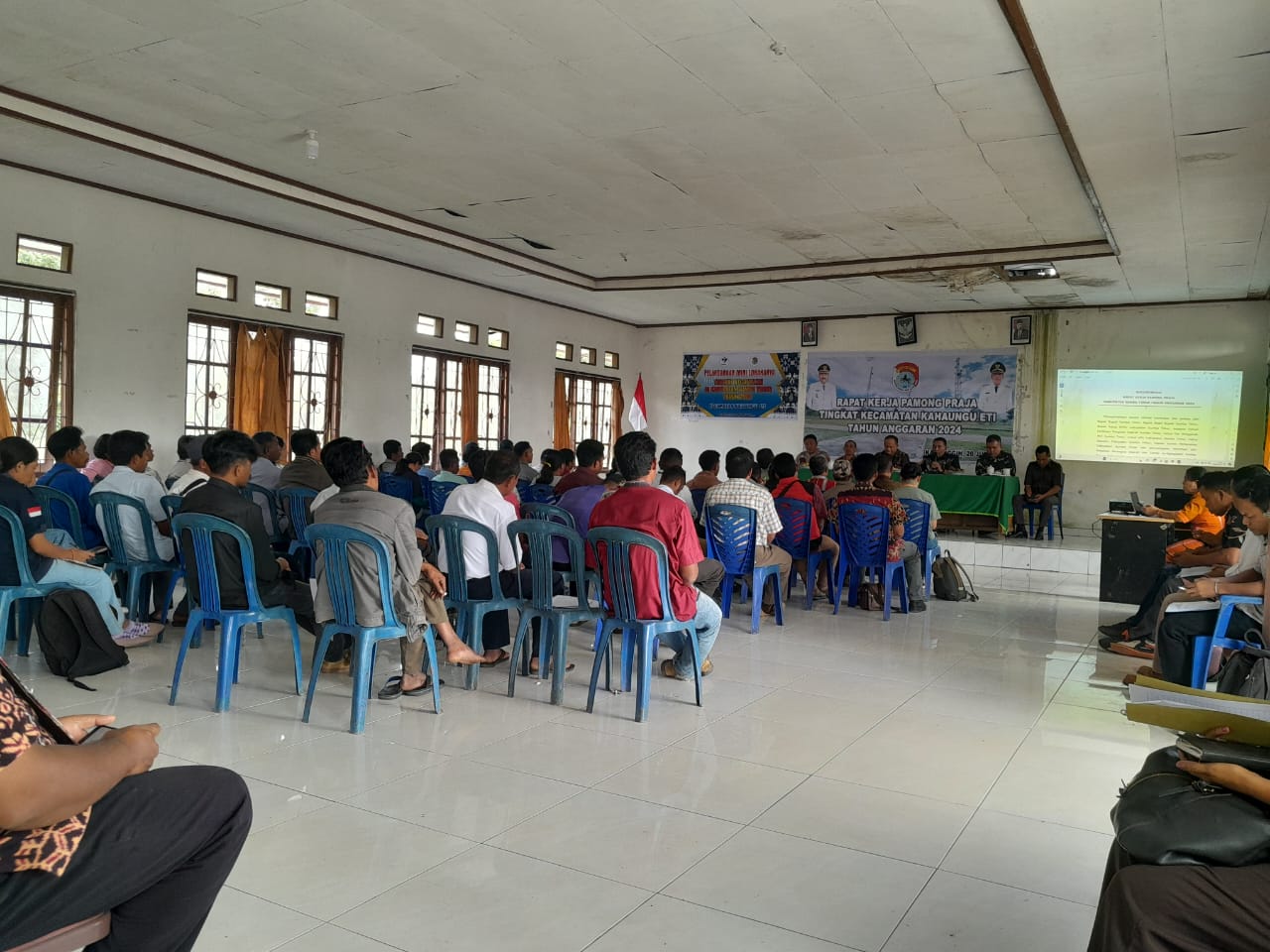 Babinsa Pelda Efodius Hadiri Raker Pamong Praja Tingkat Kecamatan Kahaungu Eti Tahun 2024