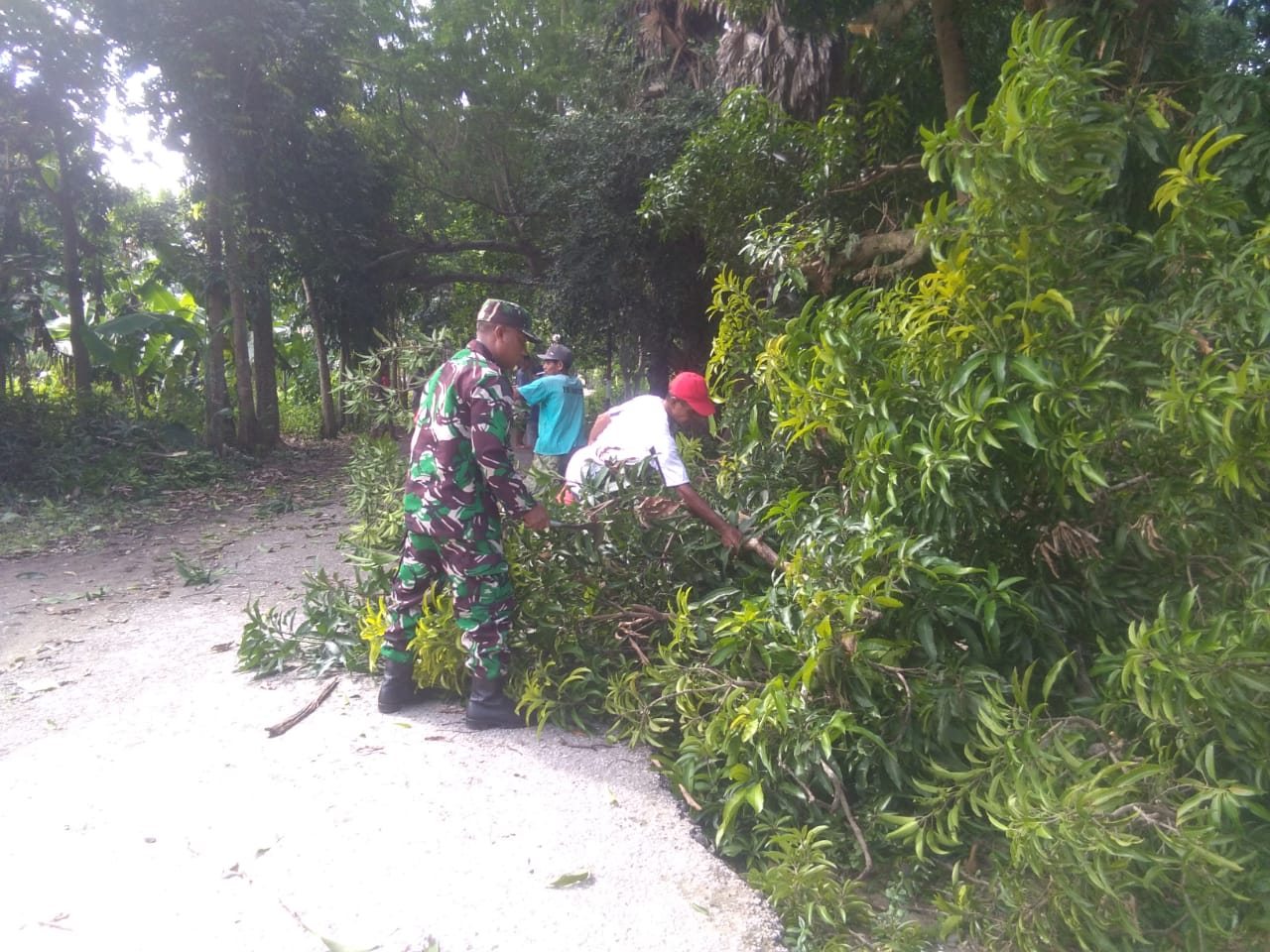 Mengajak Warganya Hidup Sehat, Babinsa Sertu Antonius Laksanakan Jum’at Bersih