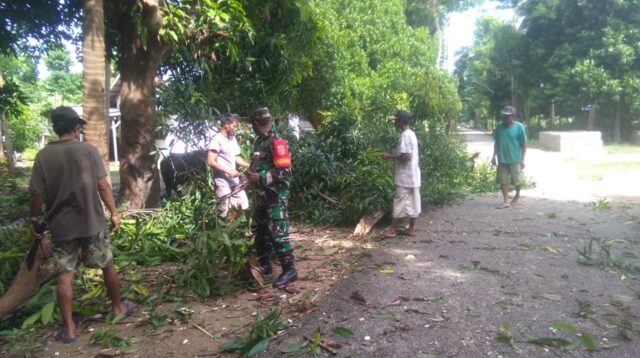 Mengajak Warganya Hidup Sehat, Babinsa Sertu Antonius Laksanakan Jum’at Bersih
