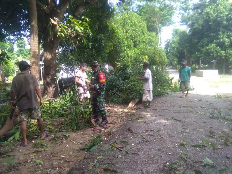 Mengajak Warganya Hidup Sehat, Babinsa Sertu Antonius Laksanakan Jum’at Bersih