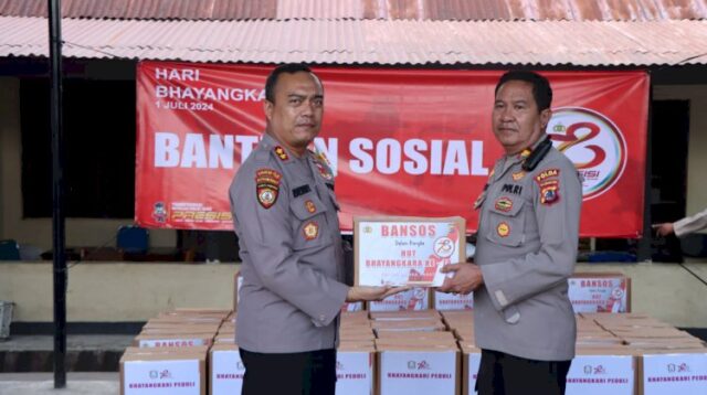 Jelang HUT Bhayangkara Ke - 78, Polres Sumba Barat Distribusikan Bansos Untuk Purnawirawan Dan Warakawuri