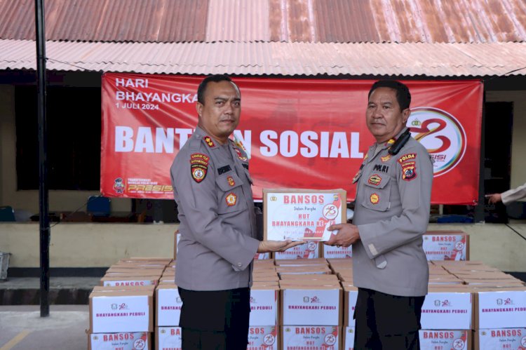 Jelang HUT Bhayangkara Ke - 78, Polres Sumba Barat Distribusikan Bansos Untuk Purnawirawan Dan Warakawuri