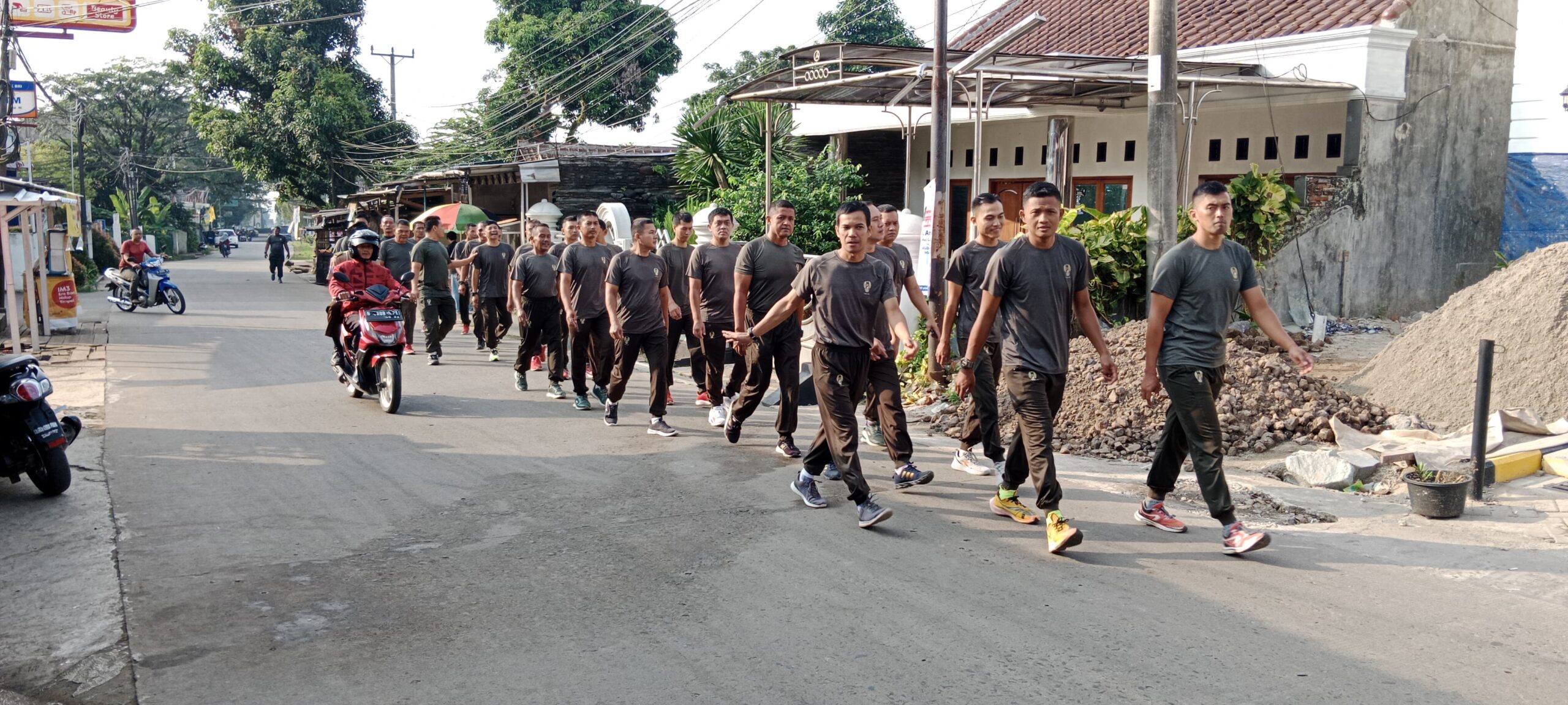 Jaga Kondisi Tubuh Tetap Prima, Anggota Kodim 0601/Pandeglang Laksanakan Pembinaan Fisik