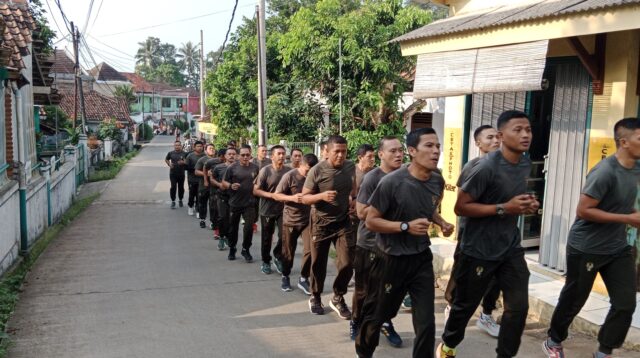 Jaga Kondisi Tubuh Tetap Prima, Anggota Kodim 0601/Pandeglang Laksanakan Pembinaan Fisik