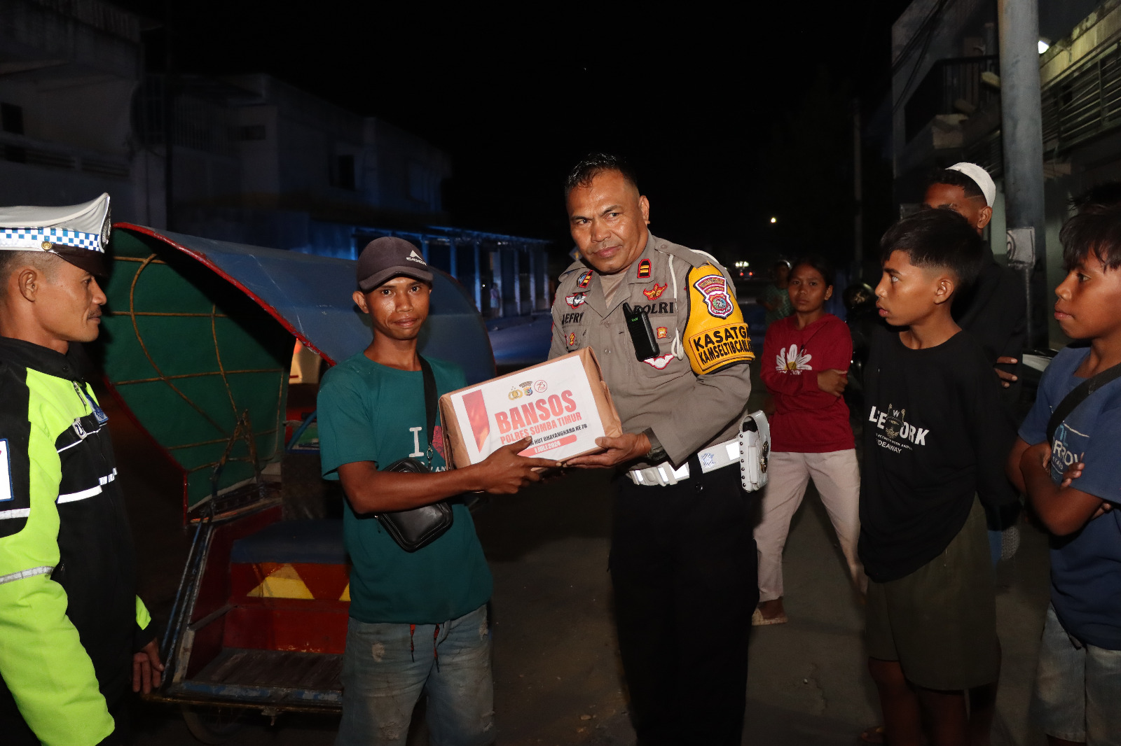 Polres Sumba Timur Giat Bagikan Bansos Sambut HUT Bhayangkara Ke-78 Tahun 2024