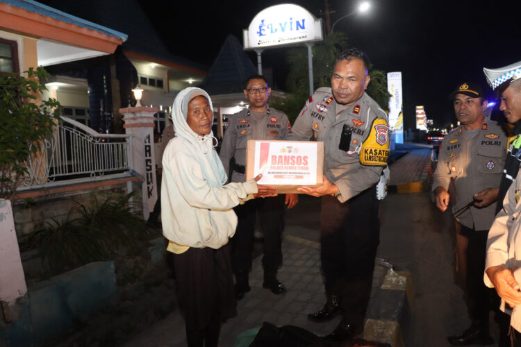 Polres Sumba Timur Giat Bagikan Bansos Sambut HUT Bhayangkara Ke-78 Tahun 2024