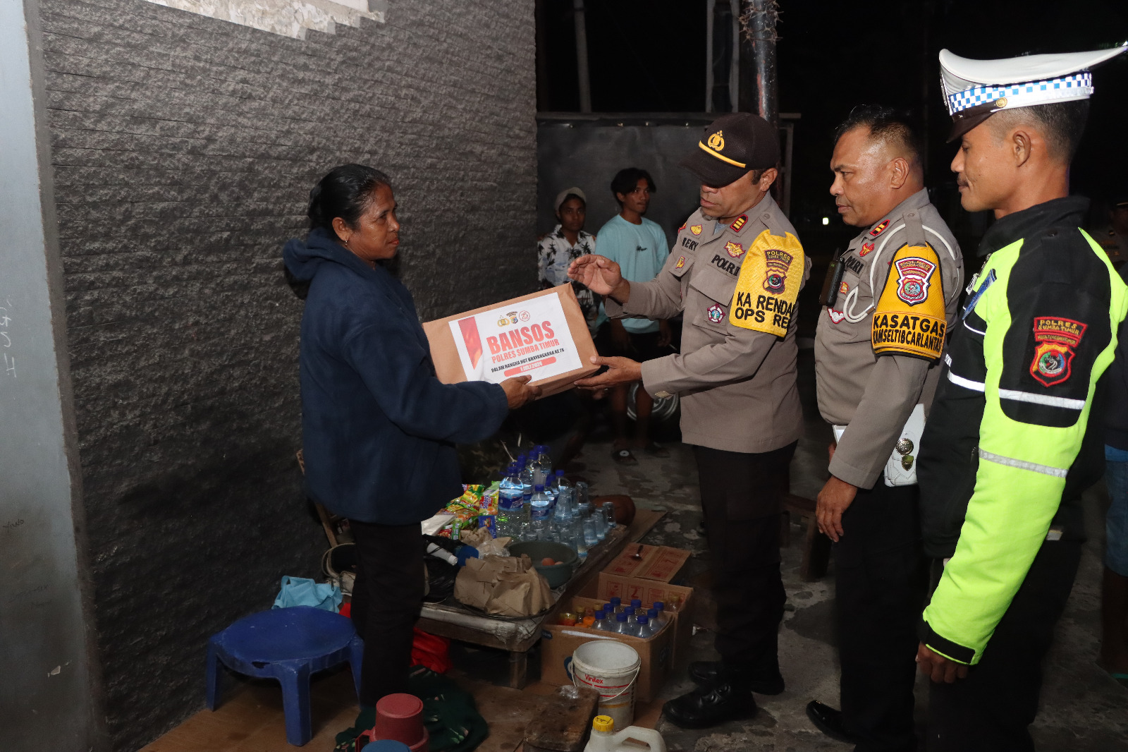 Polres Sumba Timur Giat Bagikan Bansos Sambut HUT Bhayangkara Ke-78 Tahun 2024