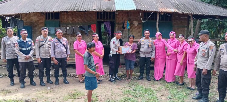 Penyerahan Bantuan Sosial Dalam Rangka Memperingati Hari Bhayangkara ke 78 Tanggal 1 Juli 2024 di Wilkum Polres Sumba Barat