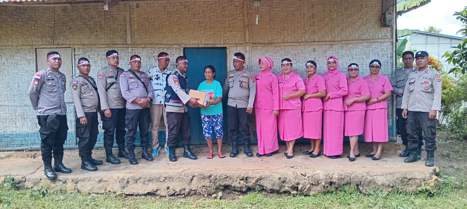 Penyerahan Bantuan Sosial Dalam Rangka Memperingati Hari Bhayangkara ke 78 Tanggal 1 Juli 2024 di Wilkum Polres Sumba Barat