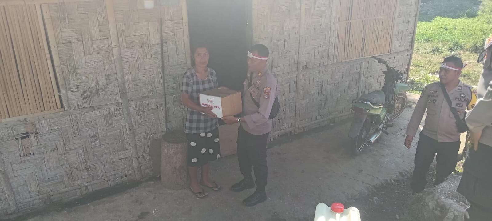 Penyerahan Bantuan Sosial Dalam Rangka Memperingati Hari Bhayangkara ke 78 Tanggal 1 Juli 2024 di Wilkum Polres Sumba Barat