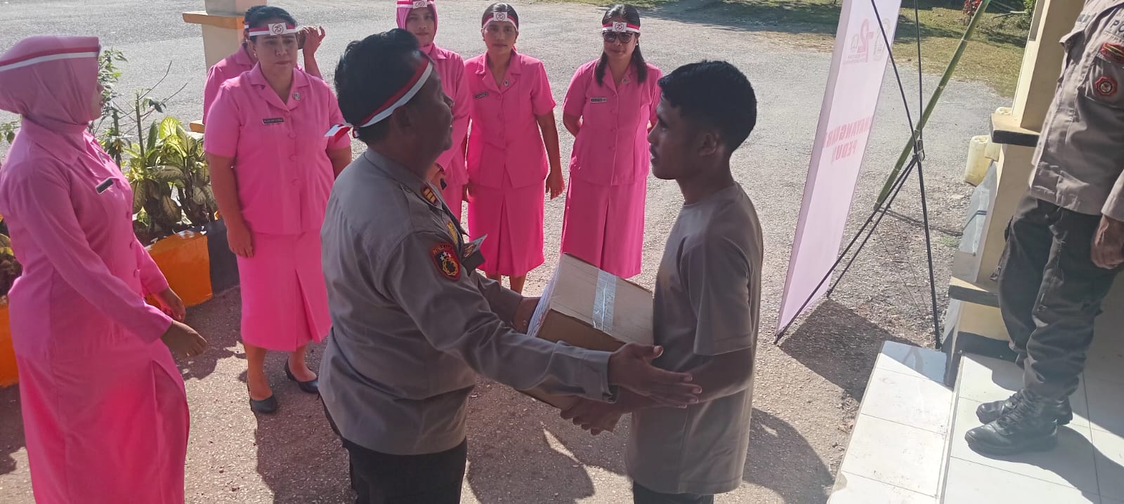 Penyerahan Bantuan Sosial Dalam Rangka Memperingati Hari Bhayangkara ke 78 Tanggal 1 Juli 2024 di Wilkum Polres Sumba Barat