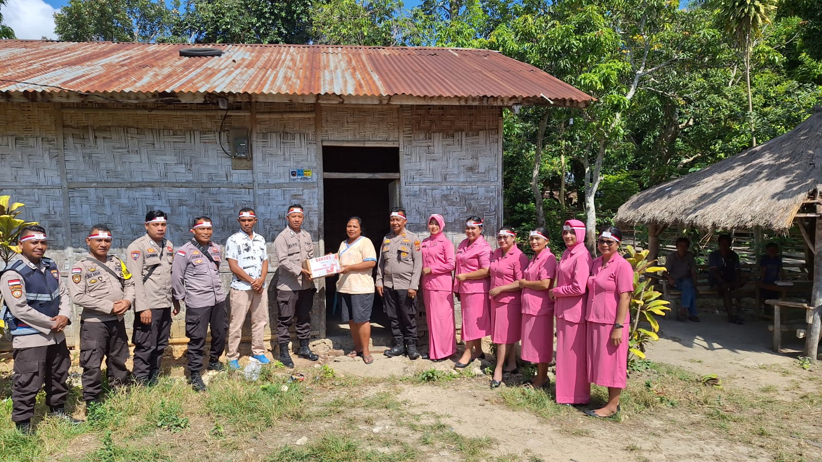 Penyerahan Bantuan Sosial Dalam Rangka Memperingati Hari Bhayangkara ke 78 Tanggal 1 Juli 2024 di Wilkum Polres Sumba Barat