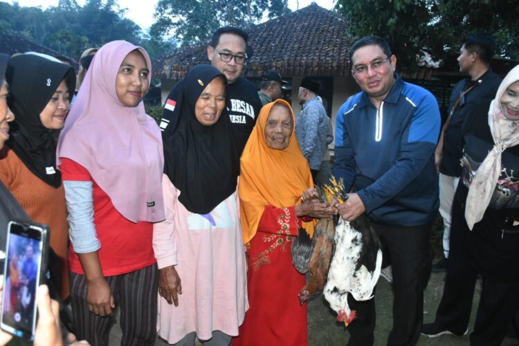 Atasi Kemiskinan Ekstrem, Bantuan Bibit Ternak Dibagikan kepada Warga dalam Program SAMAWANA Atasi Kemiskinan Ekstrem, Bantuan Bibit Ternak Dibagikan kepada Warga dalam Program SAMAWANA