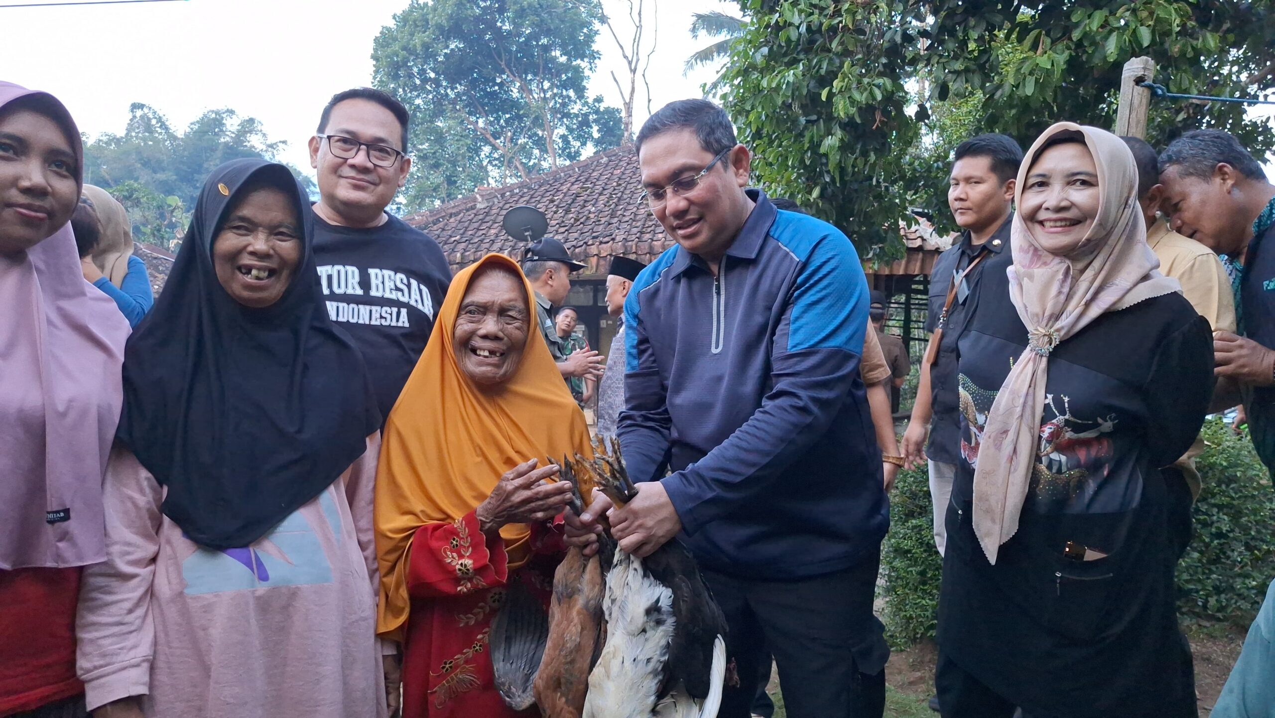 Atasi Kemiskinan Ekstrem, Bantuan Bibit Ternak Dibagikan kepada Warga dalam Program SAMAWANA
