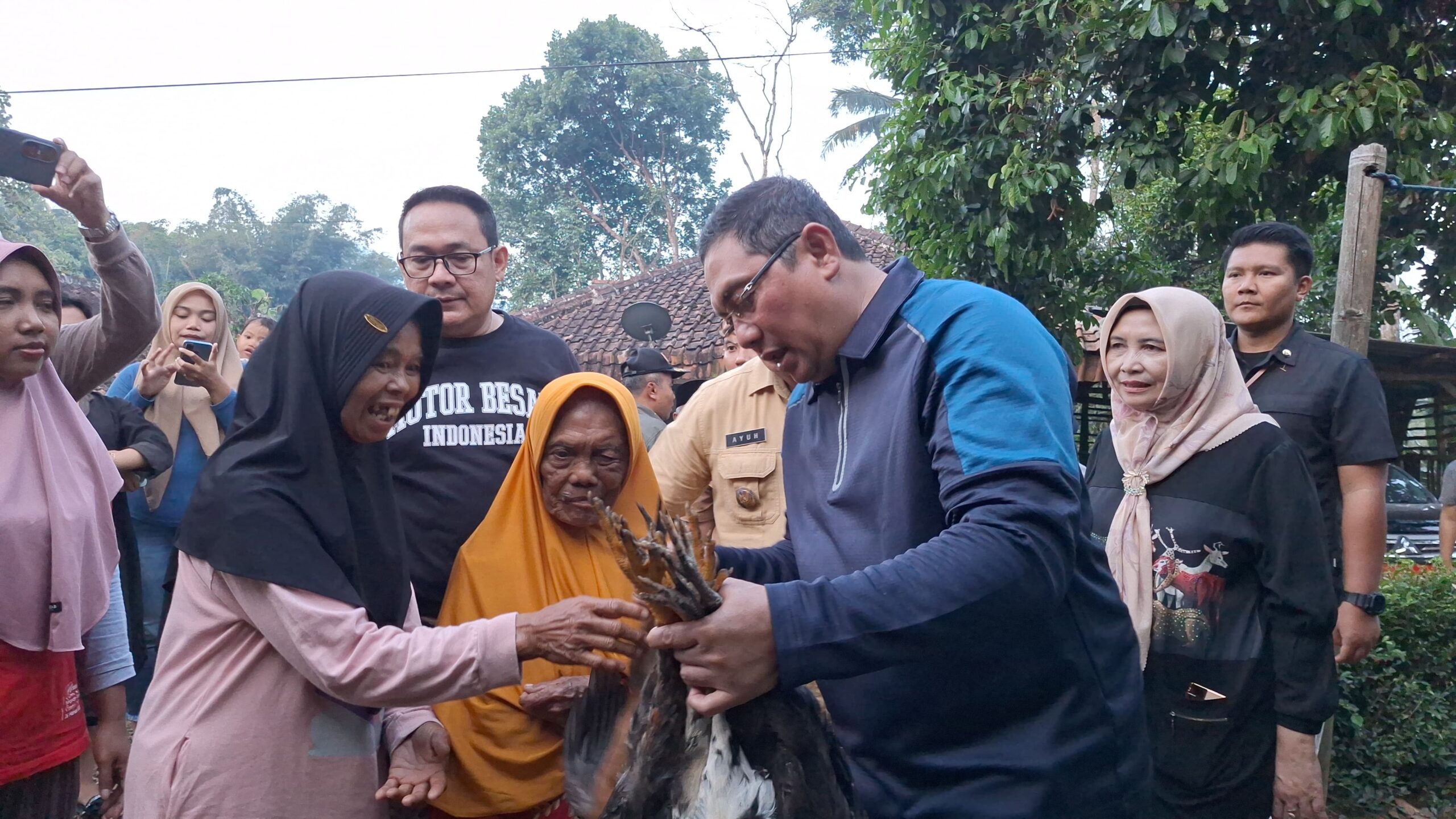 Atasi Kemiskinan Ekstrem, Bantuan Bibit Ternak Dibagikan kepada Warga dalam Program SAMAWANA