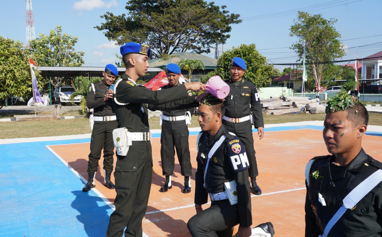 Dandenpom IX/1 Kupang Pimpin Acara Tradisi Masuk Satuan