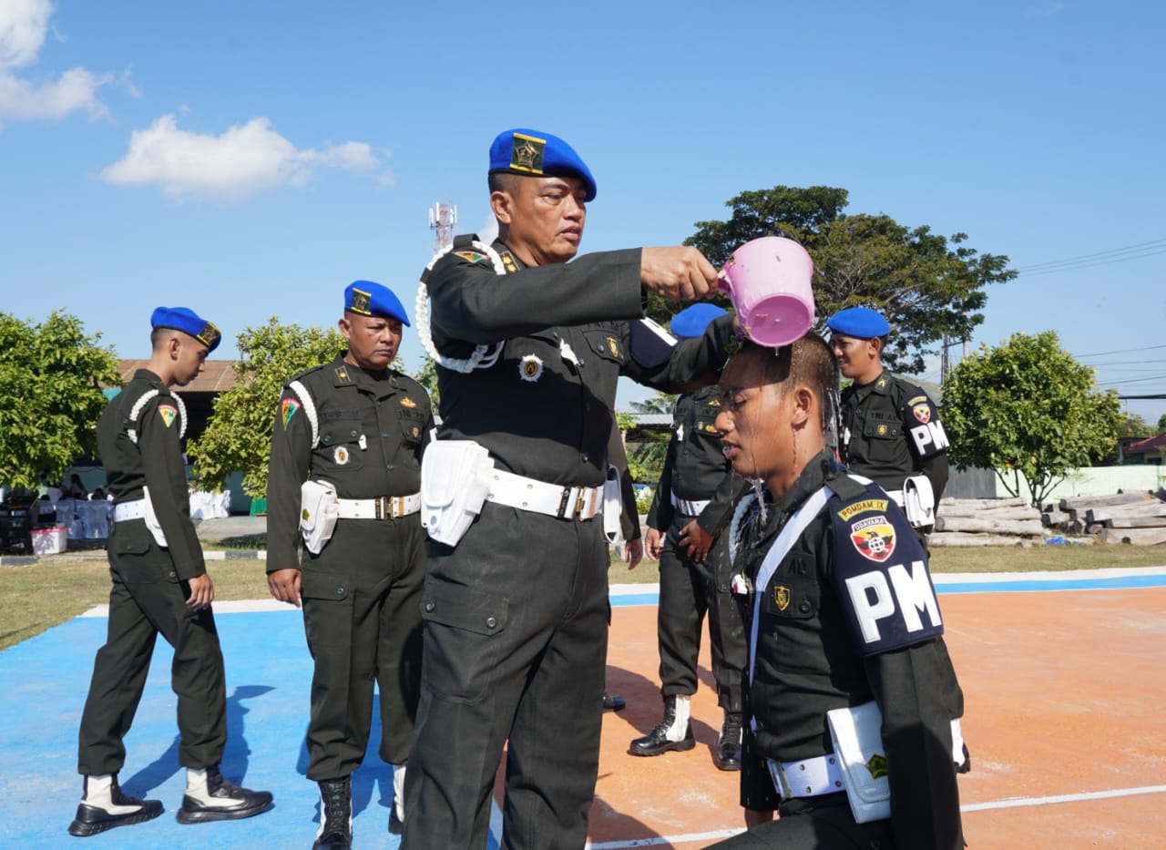 Dandenpom IX/1 Kupang Pimpin Acara Tradisi Masuk Satuan