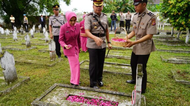 Peringati Hari Bhayangkara ke-78, Kapolres Tasik Kota Pimpin Ziarah dan Tabur Bunga di TMP Kusumah Bangsa