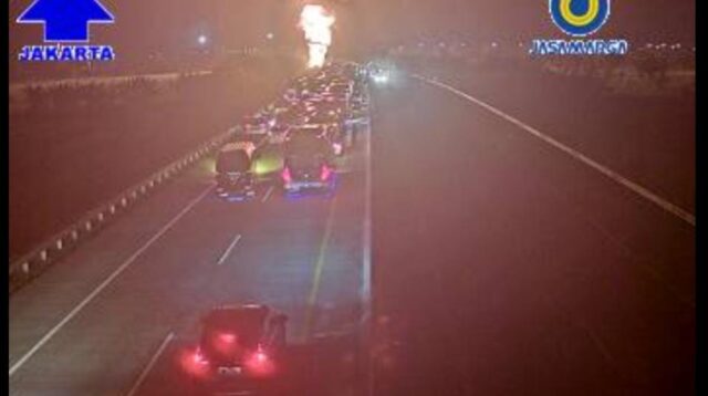 Truk Tangki Pertamina Terbakar Dekat Exit Tol Ngawi
