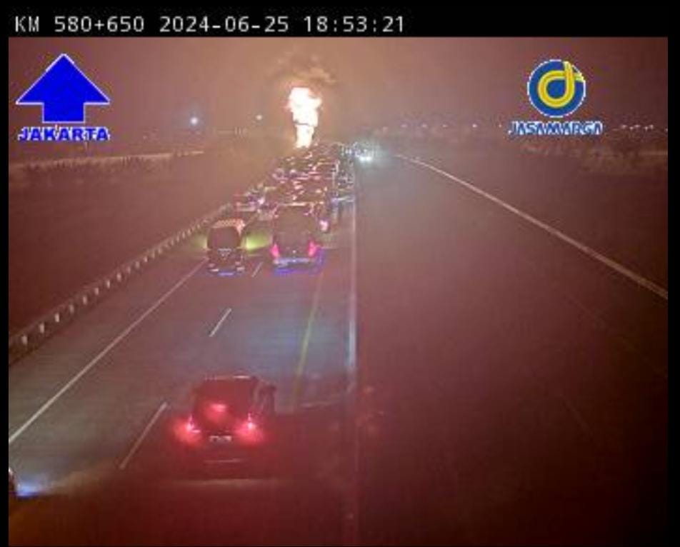 Truk Tangki Pertamina Terbakar Dekat Exit Tol Ngawi