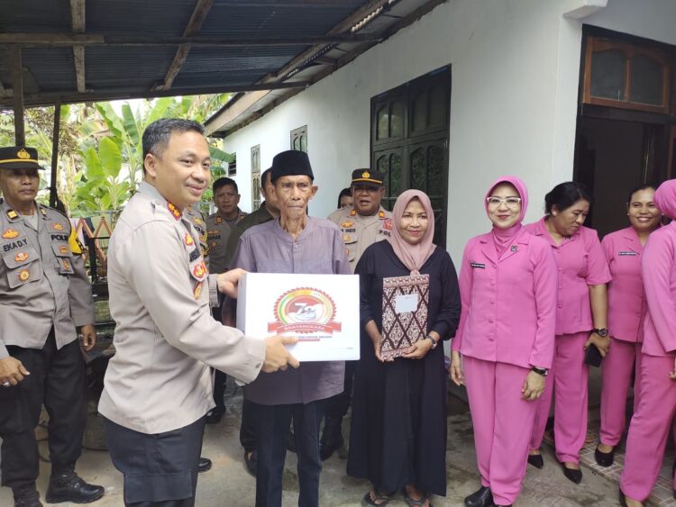Anjangsana, Kapolres Mabar Kunjungi Para Purnawirawan dan Warakawuri Polri di Labuan Bajo Anjangsana, Kapolres Mabar Kunjungi Para Purnawirawan dan Warakawuri Polri di Labuan Bajo