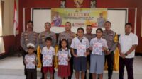 Polres Sumba Barat Berikan Bantuan Pendidikan Untuk Siswa Berprestasi Dan Kurang Mampu
