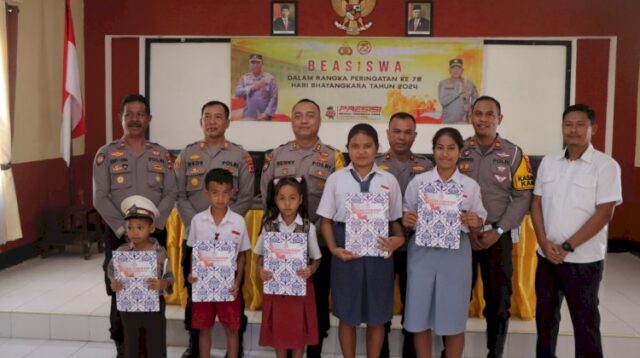 Polres Sumba Barat Berikan Bantuan Pendidikan Untuk Siswa Berprestasi Dan Kurang Mampu