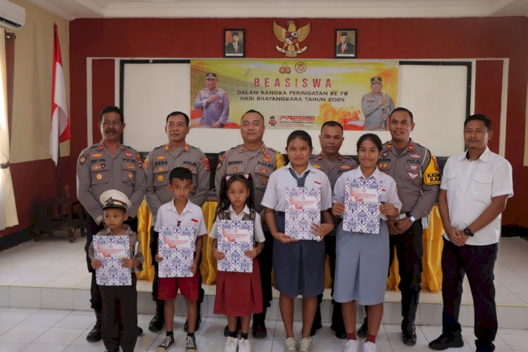 Polres Sumba Barat Berikan Bantuan Pendidikan Untuk Siswa Berprestasi Dan Kurang Mampu