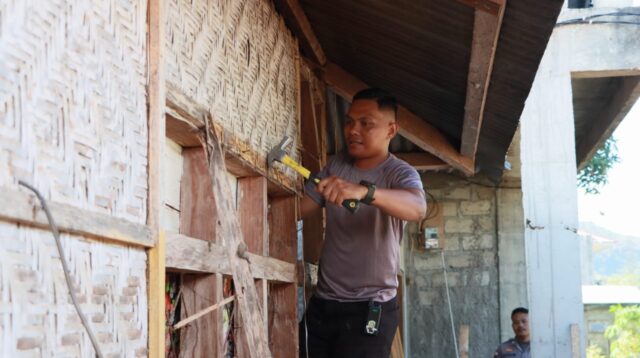 Sambut Hari Bhayangkara ke-78, Polisi Bedah Rumah Warga Tak Layak Huni di Labuan Bajo