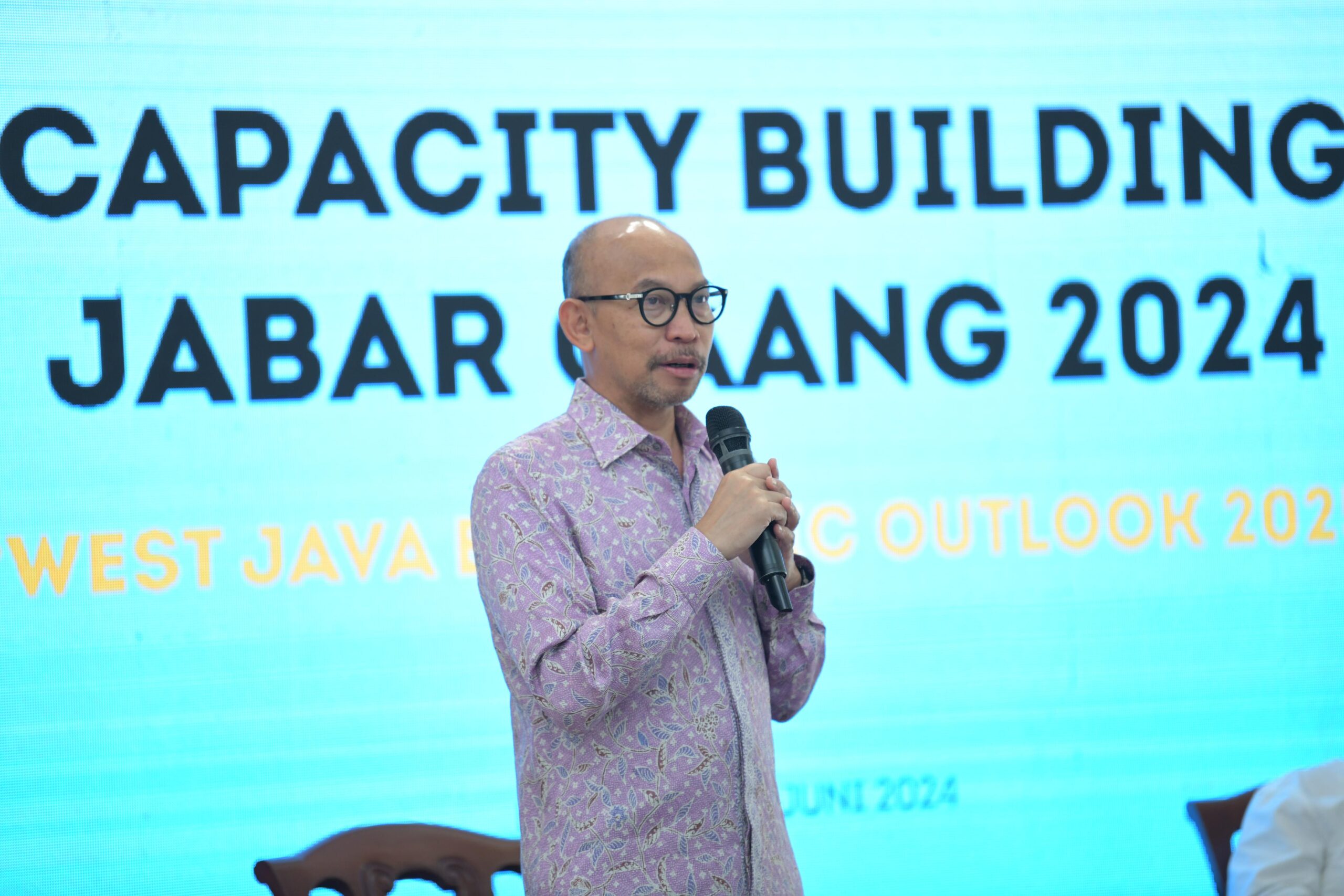 Capacity Building Jabar Caang Tingkatkan Wawasan Kepala OPD dan Dirut BUMD Mengenai Isu Ekonomi Global - Regional
