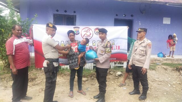 Kapolsek Wewewa Selatan Bersama Anggota Berikan Paket Bansos Kepada Anak-Anak BRP Dalam Rangka Menyambut HUT Bhayangkara Ke-78