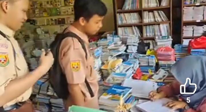 Jelang Akhir Tahun, Siswa /wi SMP negeri 4 Kotabaru Karawang Serahkan Buku Buku Perpustakaan