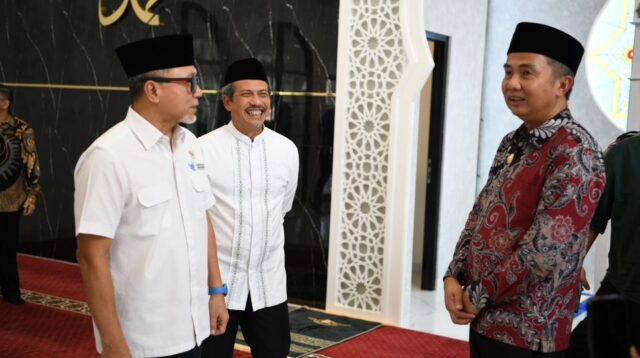 Bey Machmudin Dampingi Menteri Zulkifli Hasan Resmikan Masjid Al-Ihsan Bandung