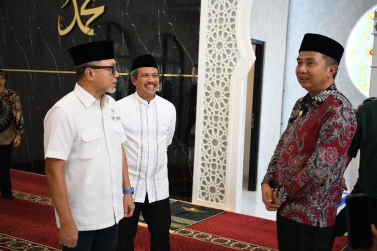 Bey Machmudin Dampingi Menteri Zulkifli Hasan Resmikan Masjid Al-Ihsan Bandung