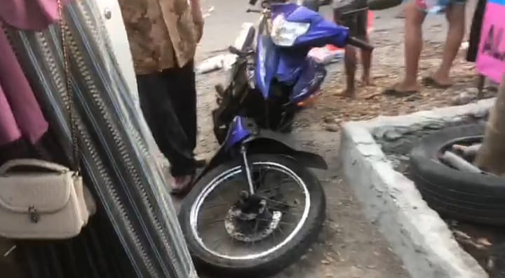 Di Magetan, Minibus Hajar Pemotor Penjual Es Keliling Hingga Korban Terpental di Atas Kap Mobil