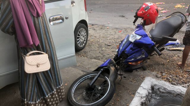 Di Magetan, Minibus Hajar Pemotor Penjual Es Keliling Hingga Korban Terpental di Atas Kap Mobil