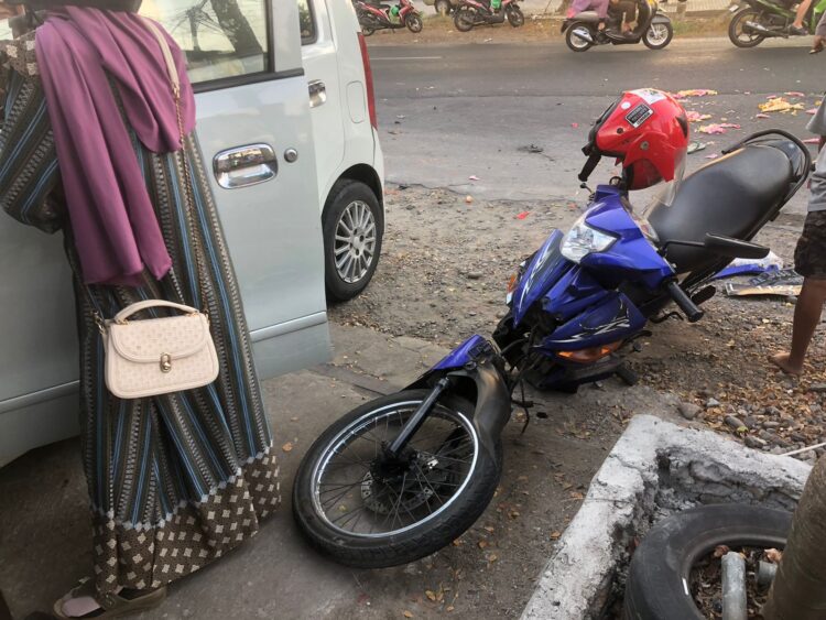 Di Magetan, Minibus Hajar Pemotor Penjual Es Keliling Hingga Korban Terpental di Atas Kap Mobil Di Magetan, Minibus Hajar Pemotor Penjual Es Keliling Hingga Korban Terpental di Atas Kap Mobil