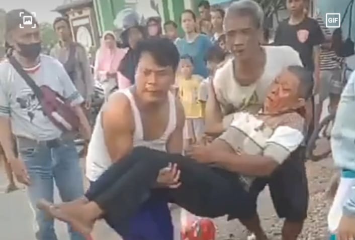 Di Magetan, Minibus Hajar Pemotor Penjual Es Keliling Hingga Korban Terpental di Atas Kap Mobil