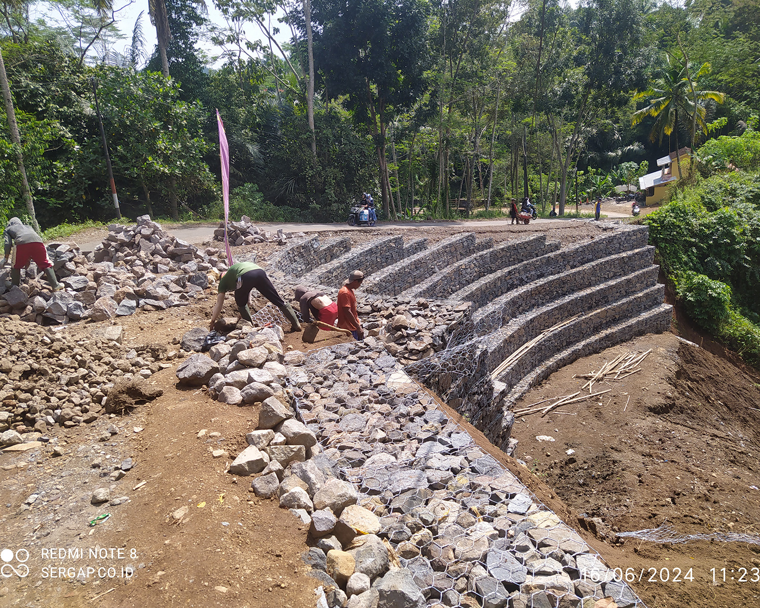 Ambrolnya Pekerjaan Bronjong Di Kecamatan Jatiwaras, Dapat Sorotan Ketua Divisi Hukum DPC APDESI Kabupaten Tasikmalaya