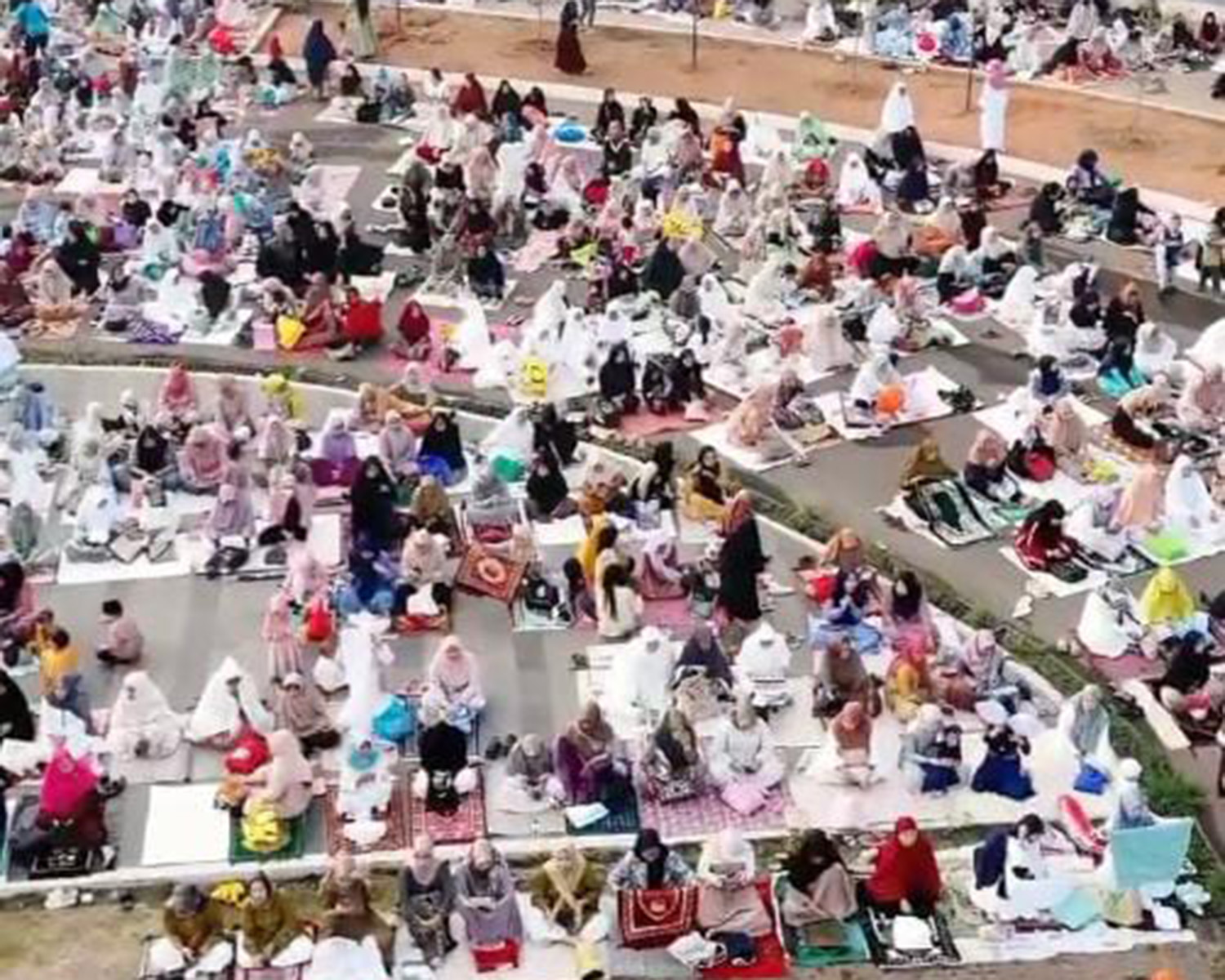 Pemda Kabupaten Karawang Gelar Shalat Idul Adha 1445 H di Lapangan Karangpawitan